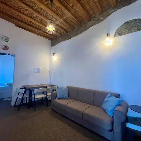 Rustic Retreat In Town * Skyros