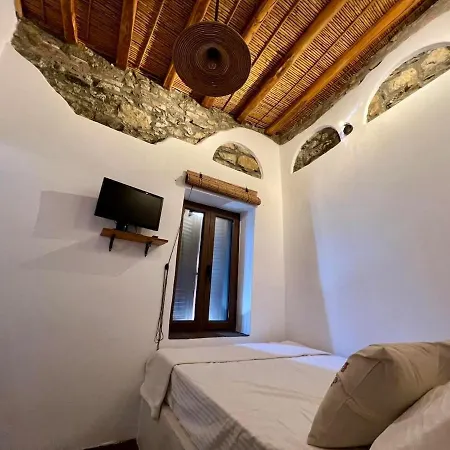 Rustic Retreat In Town * Skyros